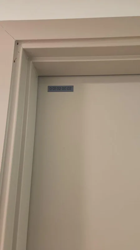 Haut de porte palière neuve avec plaque repère